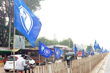 ಇಂದು ಸಂವಿಧಾನ ಜಾಗೃತಿ ಜಾಥಾ : ಎಲ್ಲೆಡೆ ರಾರಾಜಿಸುತ್ತಿರುವ ನೀಲಿ ಧ್ವಜಗಳು