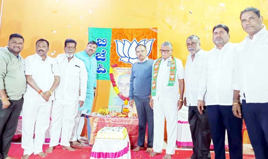 ವಾರ್ಡ್ 13ರಲ್ಲಿ ಮಾಜಿ ಪ್ರಧಾನಿ ವಾಜಪೇಯಿ ಜನ್ಮ ದಿನಾಚರಣೆ