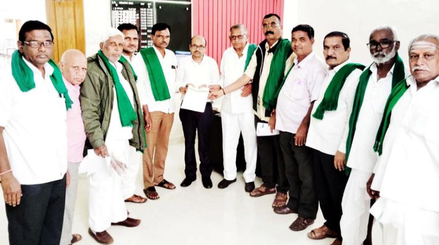 ಬ್ಯಾಾಂಕ್‌ಗಳಿಂದ ಬೆಳೆ ಪರಿಹಾರ ತಡೆ ರೈತ ಸಂಘದಿಂದ ಸಚಿವ ಖಂಡ್ರೆಗೆ ಕ್ರಮಕ್ಕೆ ಒತ್ತಾಯ