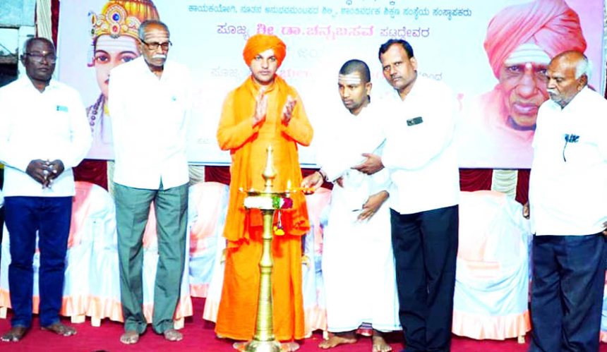 ವಚನ ದರ್ಶನ ಪ್ರವಚನ ಉದ್ಘಾಟನೆ ವಚನಗಳ ಅಧ್ಯಯನದಿಂದ ಬದುಕು ಉನ್ನತಿ – ಗುರುಬಸವ ಪಟ್ಟದ್ದೇವರು ಹೇಳಿಕೆ