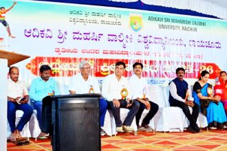 ವಾಲ್ಮೀಕಿ ವಿವಿ: ತೃತೀಯ ಅಂತರ ಮಹಾವಿದ್ಯಾಾಲಯಗಳ ಅಥ್ಲೆಟಿಕ್ ಕ್ರೀೆಡಾಕೂಟದ ಸಮಾರೋಪ ಸಮಾರಂಭ ದೈಹಿಕ ಕ್ಷಮತೆ ಮತ್ತು ಕ್ರಿಯಾಶೀಲ ಬದುಕಿಗೆ ಕ್ರೀಡೆ ಮುಖ್ಯ : ಡಾ.ಜ್ಯೋತಿ ಧಮ್ಮ ಪ್ರಕಾಶ್ ?