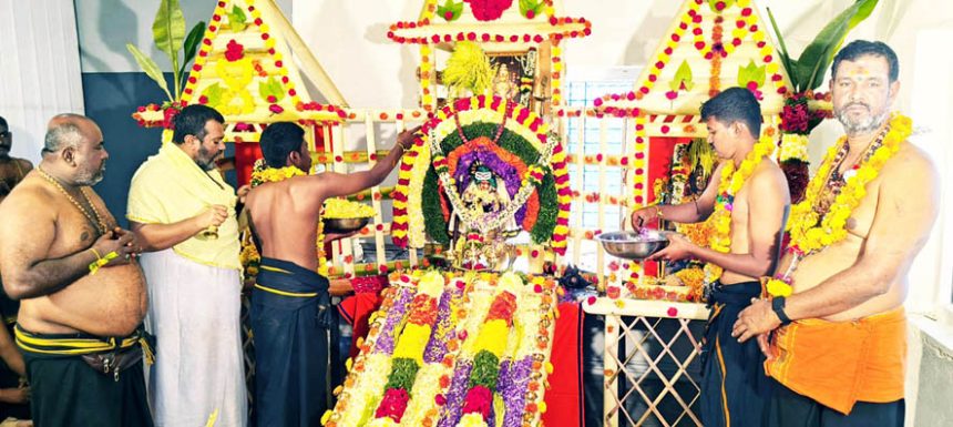 ಅಯ್ಯಪ್ಪಸ್ವಾಮಿ ಪಡಿ ಪೂಜೆ ಸಲ್ಲಿಕೆ