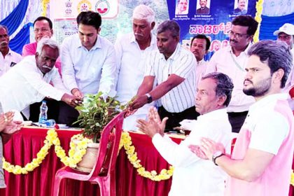 ರೈತರು ಕೃಷಿ ಕಾಮಗಾರಿಗಳ ನಿರ್ವಹಣೆಗೆ ಮುಂದಾಗಬೇಕು