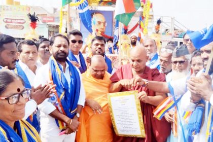 ಕಾಲ್ನಡಿಗೆ ಸಂವಿಧಾನ ಜಾಗೃತಿ ಜಾಥಾ ಕಾರ್ಯಕ್ರಮಕ್ಕೆ ಎಂಎಲ್ಸಿ ಎ.ವಸಂತಕುಮಾರ ಚಾಲನೆ: ಮೂರು ಕಿಮೀ ಅದ್ದೂರಿ ಜಾಥಾ: ಹಾರಾಡಿದ ನೀಲಿ ಧ್ವಜಗಳು : ಕೆಲಕಾಲ ಟ್ರಾಫಿಕ್ ಸಮಸ್ಯೆ