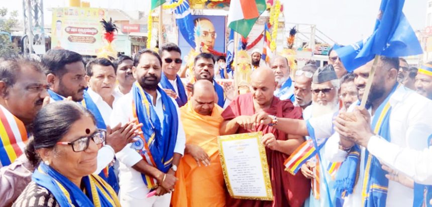 ಕಾಲ್ನಡಿಗೆ ಸಂವಿಧಾನ ಜಾಗೃತಿ ಜಾಥಾ ಕಾರ್ಯಕ್ರಮಕ್ಕೆ ಎಂಎಲ್ಸಿ ಎ.ವಸಂತಕುಮಾರ ಚಾಲನೆ: ಮೂರು ಕಿಮೀ ಅದ್ದೂರಿ ಜಾಥಾ: ಹಾರಾಡಿದ ನೀಲಿ ಧ್ವಜಗಳು : ಕೆಲಕಾಲ ಟ್ರಾಫಿಕ್ ಸಮಸ್ಯೆ