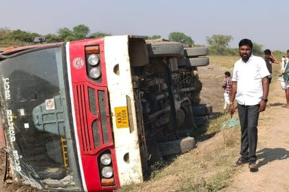 ದೇವದುರ್ಗ : ಸಾರಿಗೆ ಬಸ್ ಪಲ್ಟಿಿ ,ನಿರ್ವಾಹಕ ಸಾವು ,ಇಪ್ಪತ್ತು ಜನರಿಗೆ ಗಂಬೀರ ಗಾಯ