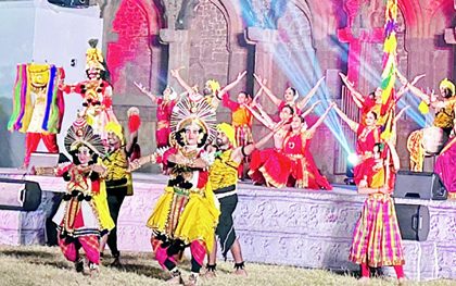 ಸ್ಮಾರಕಗಳ ನಡುವೆ ಜಾನಪದ ಕಲಾ ಪ್ರದರ್ಶನ ಕಣ್ತುಂಬಿಕೊಂಡ ಕೇಂದ್ರ ಸಚಿವೆ