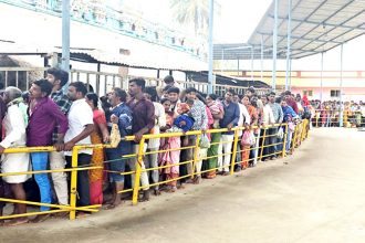 ಲಕ್ಷಾಾಂತರ ಭಕ್ತರಿಂದ ದೇವಿ ದರ್ಶನ, ಎಚ್ಚೆತ್ತ ಜಿಲ್ಲಾಡಳಿತ