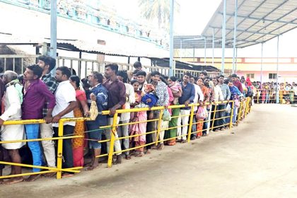 ಲಕ್ಷಾಾಂತರ ಭಕ್ತರಿಂದ ದೇವಿ ದರ್ಶನ, ಎಚ್ಚೆತ್ತ ಜಿಲ್ಲಾಡಳಿತ