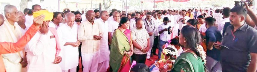 ಕುಪ್ಪಿಭೀಮ ರಥೋತ್ಸವ : ದಾಂಪತ್ಯ ಜೀವನಕ್ಕೆ ಕಾಲಿಟ್ಟ 26ಜೋಡಿ ನವ ವಧುವರರು ಜಿಲ್ಲೆಯ ರೈತರಿಗೆ 36ಕೋಟಿ ಬೆಳೆಪರಿಹಾರ ಬಿಡುಗಡೆ: ಶೀಘ್ರ ರೈತರ ಖಾತೆಗೆ ಜಮೆ: ಸಚಿವ ಬೋಸರಾಜ್