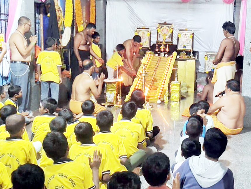 ಲಿಂಗಸುಗೂರು ಅಯ್ಯಪ್ಪ ಸ್ವಾಾಮಿ ದೇವಸ್ಧಾಾನದಲ್ಲಿ 18 ಮೆಟ್ಟಿಲು ಪಡಿಪೂಜೆ