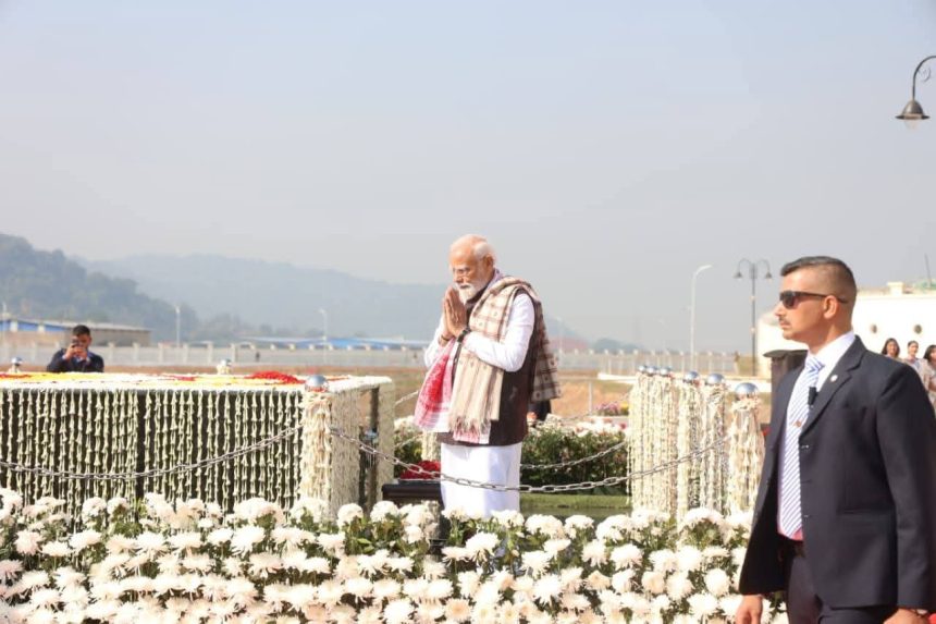 ಅಸ್ಸಾಾಂ ರಾಜ್ಯಕ್ಕೆೆ ಭೇಟಿ ನೀಡಿರುವ ಪ್ರಧಾನಿ ಬ್ರಹ್ಮಪುತ್ರ ನದಿಯ ಕ್ರೂಸ್‌ನಲ್ಲಿ ವಿದ್ಯಾಾರ್ಥಿಗಳ ಜೊತೆ ಮೋದಿ ಸಂವಾದ