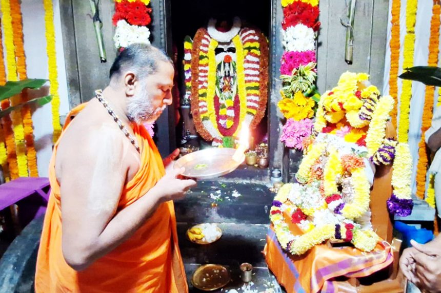 ಮಂತ್ರಾಲಯ, ರಾಯಚೂರಲ್ಲಿ ವೈಕುಂಠ ಏಕಾದಶಿ ವೆಂಕಟೇಶ್ವರನಿಗೆ ಪೂಜೆ ಸಲ್ಲಿಸಿದ ಮಂತ್ರಾಲಯದ ಶ್ರೀ, ದರ್ಶನ ಪಡೆದ ಸಚಿವ ಬೋಸರಾಜ್