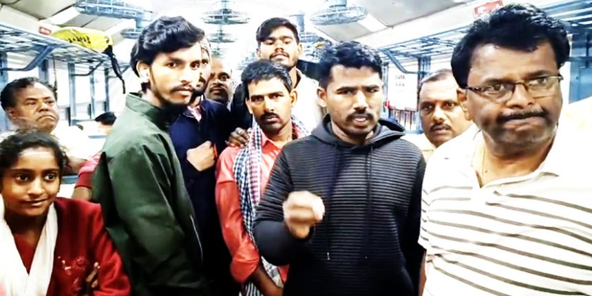 ರೈಲಿನಲ್ಲಿ ಶೌಚಾಲಯವಿಲ್ಲದೆ ಪ್ರಯಾಣಿಕರ ಪರದಾಟ..!