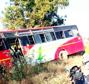 ನಿಯಂತ್ರಣ ತಪ್ಪಿ ಹೊಲಕ್ಕೆ ನುಗ್ಗಿದ ಬಸ್