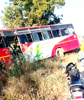 ನಿಯಂತ್ರಣ ತಪ್ಪಿ ಹೊಲಕ್ಕೆ ನುಗ್ಗಿದ ಬಸ್