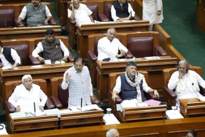 ಆಡಳಿತ ಮತ್ತು ವಿರೋಧ ಪಕ್ಷದವರ ಗದ್ದಲದ ಮಧ್ಯೆೆ ಅಭಿವೃದ್ಧಿಿ ಕುರಿತು ಚರ್ಚೆ ವೇಳೆ ಗದ್ದಲ: ಬುಧವಾರಕ್ಕೆೆ ಮುಂದೂಡಿಕೆ  ಮೊದಲ ದಿನವೇ ಠುಸ್ ಪಟಾಕಿಯಾದ ಉ.ಕ. ಅಭಿವೃದ್ಧಿಿ ಚರ್ಚೆ