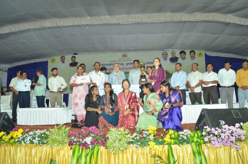 ಎರಡು ದಿನಗಳ ಯುವ ಜನೋತ್ಸವಕ್ಕೆೆ ತೆರೆ   ವಿಜೇತರಿಗೆ ಬಹುಮಾನ ವಿತರಿಸಿದ ಶಾಸಕ  ತುನ್ನೂರ ರಾಷ್ಟ್ರಮಟ್ಟಕ್ಕೆೆ ಆಯ್ಕೆೆಯಾದ ಗಿರಿ ಜಿಲ್ಲೆಯ ಜಾನಪದ ನೃತ್ಯ ತಂಡ