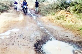 ಹದಗೆಟ್ಟ ಬಳಗಾನೂರು-ಪೋತ್ನಾಾಳ ರಸ್ತೆ ವಿದ್ಯಾರ್ಥಿಗಳು, ವಾಹನ ಸವಾರರ ಪರದಾಟ