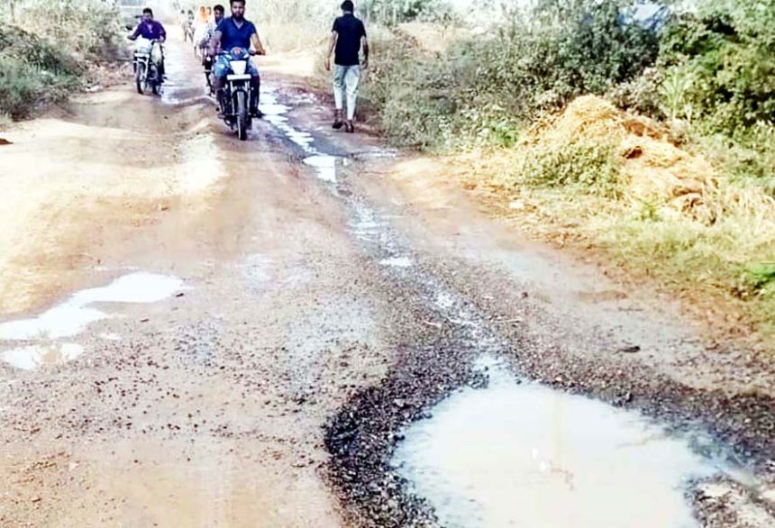 ಹದಗೆಟ್ಟ ಬಳಗಾನೂರು-ಪೋತ್ನಾಾಳ ರಸ್ತೆ ವಿದ್ಯಾರ್ಥಿಗಳು, ವಾಹನ ಸವಾರರ ಪರದಾಟ