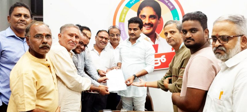 ಬಳ್ಳಾರಿ : ಸ್ವಾತಂತ್ರ್ಯ ಹೋರಾಟಗಾರ ಕೋಲಾಚಲಂ ವೆಂಕಟರಾವ್ ಪುತ್ಥಳಿ ನಿರ್ಮಿಸಲು ಮನವಿ