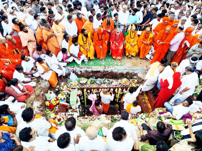 ವೀರಶೈವ ಲಿಂಗಾಯತ ಸಂಪ್ರದಾಯದಂತೆ ಕುಟುಂಬಸ್ಥರಿಂದ ಅಂತ್ಯಸಂಸ್ಕಾಾರ, ಸಿಎಂ ಸೇರಿ ಗಣ್ಯರು ಭಾಗಿ ಸರ್ಕಾರಿ ಗೌರವದೊಂದಿಗೆ ಶಾಮನೂರು ಶಿವಶಂಕರಪ್ಪ ಅಂತ್ಯಕ್ರಿಯೆ