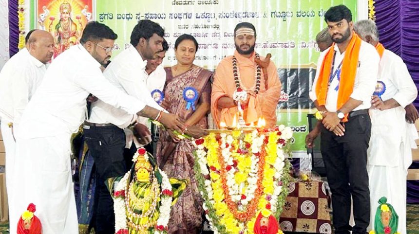 ಸುಂಕೇಶ್ವರಹಾಳದಲ್ಲಿ ಸಾಮೂಹಿಕ ಲಕ್ಷ್ಮಿಪೂಜೆ