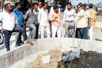ಅವೈಜ್ಞಾನಿಕ ಪಾದಚಾರಿ ಮಾರ್ಗ ಸರಿಪಡಿಸಲು ಆಗ್ರಹ