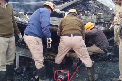 ಗೋಕರ್ಣಕ್ಕೆೆ ತೆರಳುತ್ತಿಿದ್ದ ಖಾಸಗಿ ಸ್ಲೀಪರ್ ಬಸ್‌ಗೆ ಹಿರಿಯೂರು ಬಳಿ ಕಂಟೇನರ್ ಡಿಕ್ಕಿಿ ಸ್ಲೀಪರ್ ಬಸ್‌ಗೆ ಲಾರಿ ಡಿಕ್ಕಿಿ: 6 ಮಂದಿ ಸಜೀವ ದಹನ