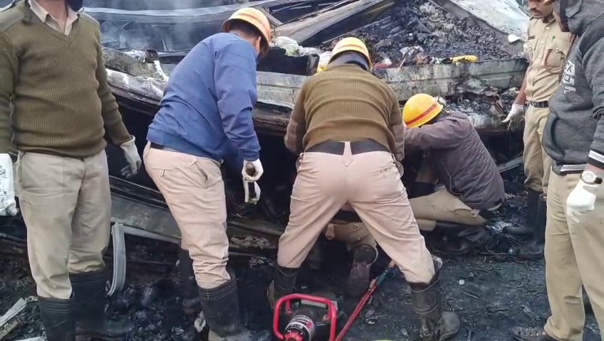 ಗೋಕರ್ಣಕ್ಕೆೆ ತೆರಳುತ್ತಿಿದ್ದ ಖಾಸಗಿ ಸ್ಲೀಪರ್ ಬಸ್‌ಗೆ ಹಿರಿಯೂರು ಬಳಿ ಕಂಟೇನರ್ ಡಿಕ್ಕಿಿ ಸ್ಲೀಪರ್ ಬಸ್‌ಗೆ ಲಾರಿ ಡಿಕ್ಕಿಿ: 6 ಮಂದಿ ಸಜೀವ ದಹನ