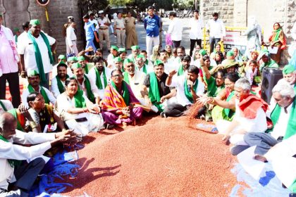 ಡಿಸಿ ಕಚೇರಿ ಎದುರು ತೊಗರಿ ಸುರಿದು ರೈತರ ಪ್ರತಿಭಟನೆ ಕೆಎಂಎ್ ಮಾದರಿಯಲ್ಲಿ ತೊಗರಿ ಖರೀದಿ ಕೇಂದ್ರ ಆರಂಭಿಸಲು ಆಗ್ರಹ