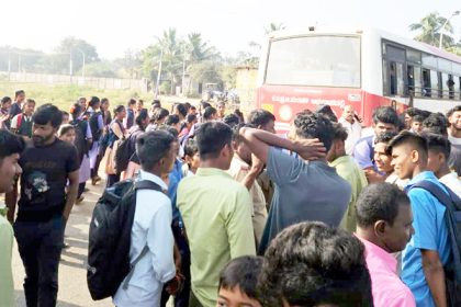 ಶಾಲಾ ಕಾಲೇಜು ವೇಳೆಗೆ ಬಸ್ ಬಿಡಲು ಆಗ್ರಹಿಸಿ ಪ್ರತಿಭಟನೆ
