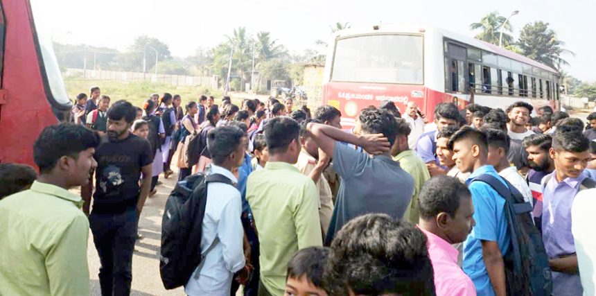 ಶಾಲಾ ಕಾಲೇಜು ವೇಳೆಗೆ ಬಸ್ ಬಿಡಲು ಆಗ್ರಹಿಸಿ ಪ್ರತಿಭಟನೆ