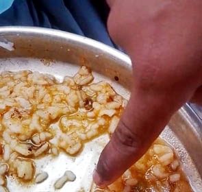 ಬಿಸಿಯೂಟದಲ್ಲಿ ನುಸಿ, ಗ್ರಾಾಮಸ್ಥರ ಆಕ್ರೋಶ