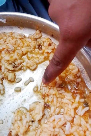 ಬಿಸಿಯೂಟದಲ್ಲಿ ನುಸಿ, ಗ್ರಾಾಮಸ್ಥರ ಆಕ್ರೋಶ