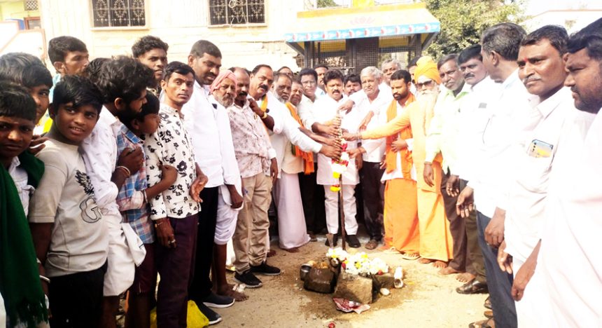 ಗೋರ್ಕಲ್ ದ್ಯಾವಮ್ಮ ದೇವಿ ಜಾತ್ರೆ ಪೂರ್ವಭಾವಿ ಸಭೆ ಕುರ್ಡಿ : ವಿವಿಧ ಕಾಮಗಾರಿಗೆ ಶಾಸಕ ದದ್ದಲ್ ಚಾಲನೆ