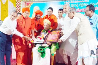 ಮತದಾರರು ಆಮಿಷೆಗಳಿಗೆ ಬಲಿಯಾಗದೆ ಶಿಕ್ಷಣಕ್ಕೆ ಒತ್ತು ನೀಡಿ ರಾಜಕೀಯ ಪ್ರಜ್ಞೆ ಮೆರೆಯಬೇಕು: ಬಯ್ಯಾಪೂರ