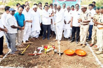 ಸಾಲುಮರದ ತಿಮ್ಮಕ್ಕ ಉದ್ಯಾನವನ ನಿರ್ಮಾಣ ಕಾಮಗಾರಿಗೆ ಶಾಸಕದ್ವಯರಿಂದ ಭೂಮಿಪೂಜೆ