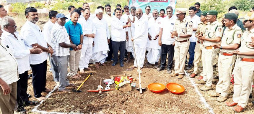 ಸಾಲುಮರದ ತಿಮ್ಮಕ್ಕ ಉದ್ಯಾನವನ ನಿರ್ಮಾಣ ಕಾಮಗಾರಿಗೆ ಶಾಸಕದ್ವಯರಿಂದ ಭೂಮಿಪೂಜೆ
