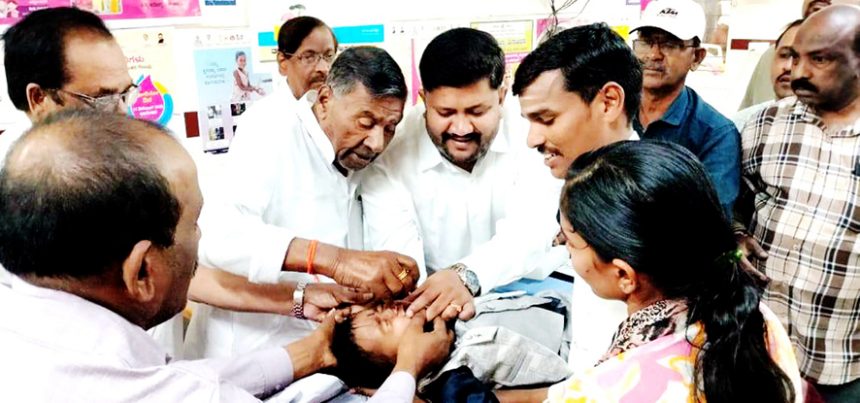 ಮಾನ್ವಿ : ಪಲ್ಸ್ ಪೋಲಿಯೊ ಅಭಿಯಾನಕ್ಕೆ ಶಾಸಕ ಹಂಪಯ್ಯ ನಾಯಕ ಚಾಲನೆ