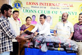 ಮಾನ್ವಿ : ಪತ್ರಿಕಾ ವಿತರಕರಿಗೆ, ರಾತ್ರಿ ಕಾವಲುಗಾರರಿಗೆ ಲಯ್ಸ್ ಕ್ಲಬ್ ವತಿಯಿಂದ ಸ್ವೆಟರ್ ವಿತರಣೆ