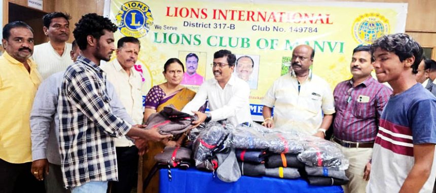 ಮಾನ್ವಿ : ಪತ್ರಿಕಾ ವಿತರಕರಿಗೆ, ರಾತ್ರಿ ಕಾವಲುಗಾರರಿಗೆ ಲಯ್ಸ್ ಕ್ಲಬ್ ವತಿಯಿಂದ ಸ್ವೆಟರ್ ವಿತರಣೆ