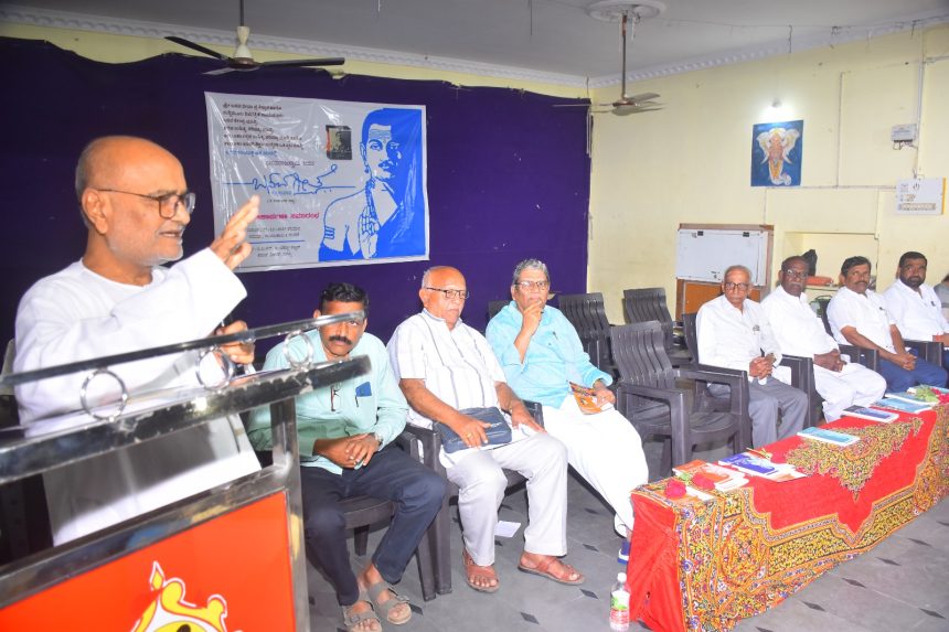 ಮಾನ್ವಿಯಲ್ಲಿ ಬಸವ ಗೀತೆ ಗ್ರಂಥ ಲೋಕಾರ್ಪಣೆ ಅರಿವನ್ನು ಗುರುವಾಗಿಸಿಕೊಳ್ಳಲು ವಚನ, ಸತ್ಸಂಗ, ಉಪನ್ಯಾಸಗಳು ನೆರವಾಗುತ್ತವೆ-ಬಸವರಾಜಸ್ವಾಮಿ