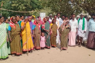 ಬುದ್ದಿನ್ನಿಿ ನ್ಯಾಾಯಬೆಲೆ ಅಂಗಡಿ ಬಲು ದೂರ; ಪಡಿತರ ಹೊತ್ತು ತರಲು ಭಾರ   ಅಂಗವಿಕಲರು, ವೃದ್ಧರ ಗೋಳು ಕೇಳುವರು ಯಾರು? ಅಧಿಕಾರಿಗಳೆ, ಜನಪ್ರತಿನಿಧಿಗಳೆ ಇತ್ತ ನೋಡಿ !