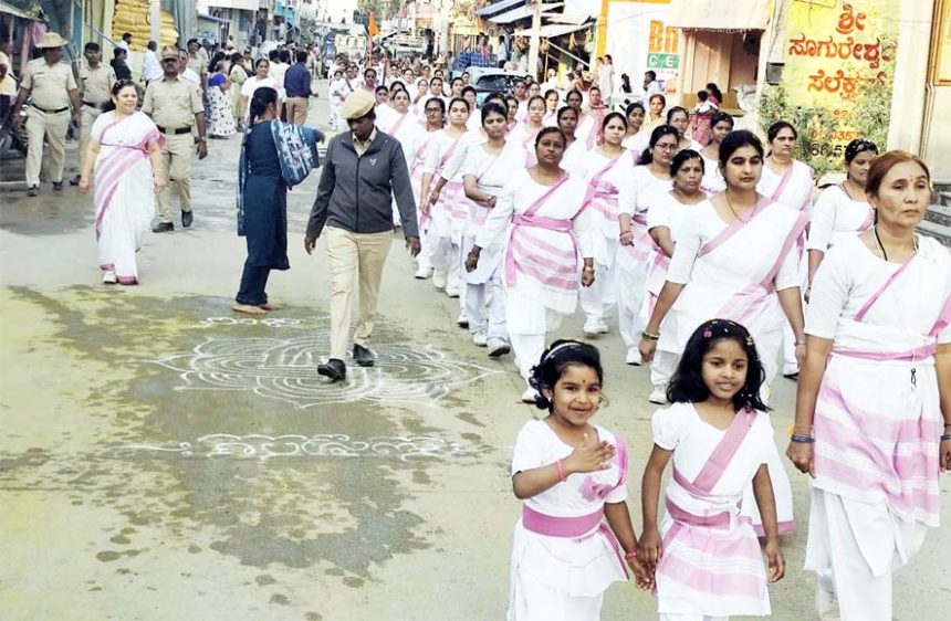 ಮಸ್ಕಿ : ಮಹಿಳೆಯರಿಂದ ಪಥ ಸಂಚಲನ