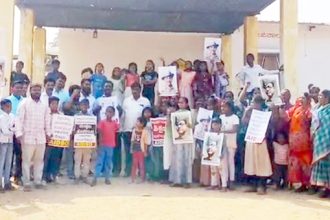 ದೇವಸೂಗೂರಲ್ಲಿ ಎಐಡಿಎಸ್‌ಓ ನೇತೃತ್ವದಲ್ಲಿ ಪ್ರತಿಭಟನೆ ಯಾದವ್ ನಗರ, 1ನೇ ಕ್ರಾಾಸ್ ಶಾಲೆ ವಿಲೀನಕ್ಕೆ ವಿರೋಧ