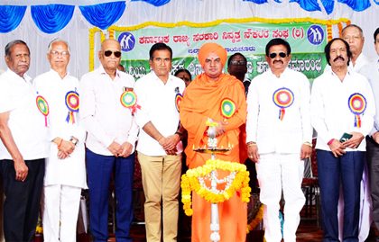 ಹಿರಿಯ ನಾಗರಿಕರ ದಿನಾಚರಣೆ, ಸನ್ಮಾನ ದೈವಸ್ವರೂಪಿ ಹಿರಿಯರ ಚೈತನ್ಯ ಅನುಕರಣೀಯ-ನೀಲಗಲ್‌ಶ್ರೀ