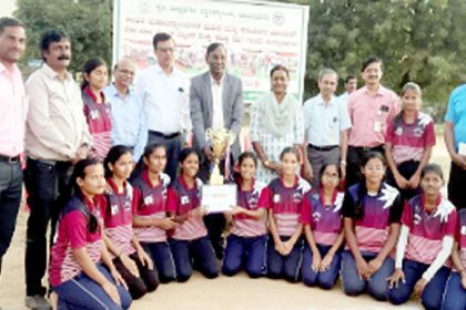ಕೃಷಿ ವಿವಿ ಅಂತರ್ ಕಾಲೇಜುಗಳ ಕ್ರೀಡಾಕೂಟ ಸಮಾರೋಪ ಪ್ರಶಸ್ತಿ ಪಡೆದ ತಂಡಗಳಿಗೆ ಟ್ರೋಫಿ ಹಸ್ತಾಾಂತರ