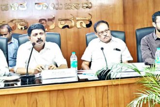 ಸಚಿವ ಭೈರತಿ ಸುರೇಶರಿಂದ ಪ್ರಗತಿ ಪರಿಶೀಲನಾ ಸಭೆ ಹೆಚ್ಚುವರಿ 20 ಎಂಎಲ್‌ಡಿ ನೀರು ಸಂಗ್ರಹಕ್ಕೆೆ ಶಾಸಕರ ಮನವಿ ಶುದ್ಧ ನೀರು ಪೂರೈಕೆ ಮಾಡಿ, ಸ್ಲಂ ವಾಸಿಗಳಿಗೆ ಇ- ಖಾತಾಕ್ಕೆೆ ಕ್ರಮ ವಹಿಸಿ