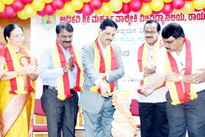 ವಿದ್ಯಾಾರ್ಥಿಗಳು ಸಾಹಿತ್ಯದ ಜೊತೆಗೆ ತಾಂತ್ರಿಿಕ ಕೌಶಲ್ಯಗಳನ್ನು ಮೈಗೂಡಿಸಿಕೊಳ್ಳಬೇಕು -ಡಾ. ವೆಂಕಟಗಿರಿ ದಳವಾಯಿ